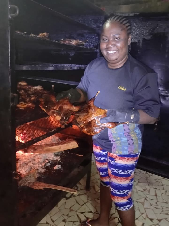 Djeni Farima Lingani, fondatrice de Gratitude fumet local devant son four. Image de Mireille Sandrine BADO