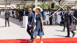 Le couple présidentiel lors du protocole officiel du 24 mai. Nathalie Villette-Wadagni, une présence discrète mais essentielle aux côtés du nouveau chef de l'État.